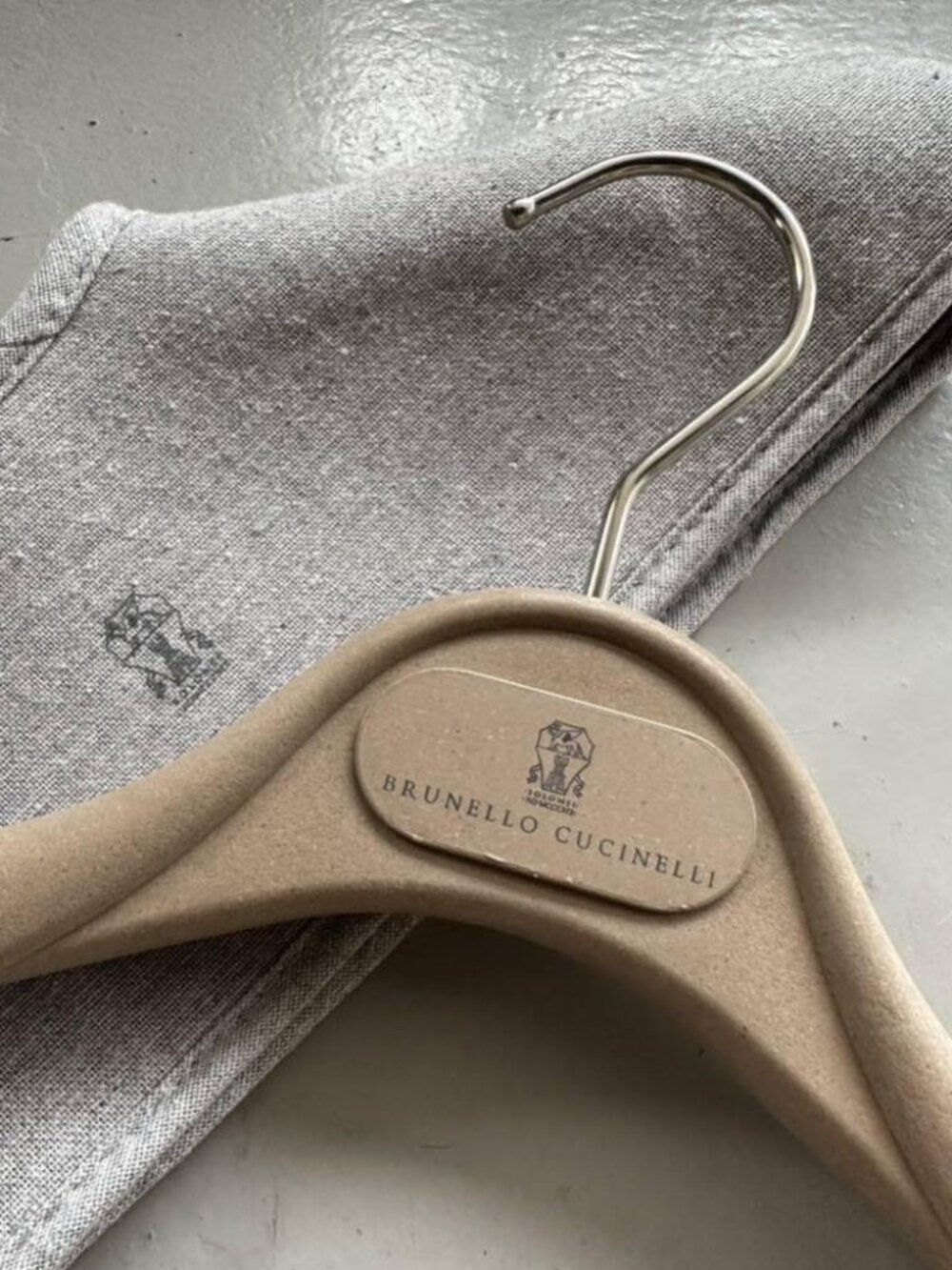 Set of 4 (Excellent Condition) Brunello Cucinelli Wooden Hangers Jacket Blazer